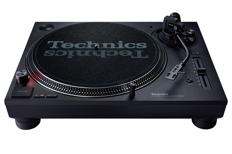 DJ向け仕様のレコードプレーヤー、Technics「SL-1200MK7」。SL-1500Cの兄弟モデル