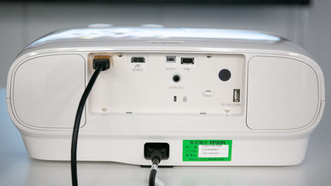 エプソン、16万円の4K/HDRプロジェクタ「EH-TW7000」。スピーカー内蔵 ...