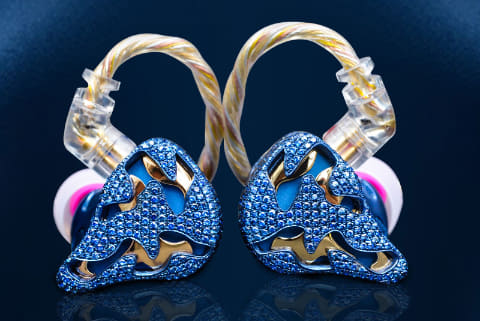 約195万円の“ジュエリー”イヤフォン「Blue Dragon」。サファイア800個