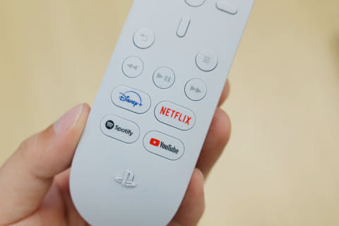 ミニレビュー】PS5「メディアリモコン」が編集部に! Disney+、Netflix
