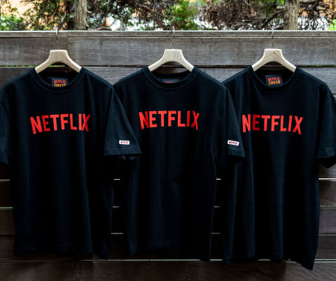 Netflix×BEAMSコラボ。“再生バー”Tシャツや、首サポートクッション 