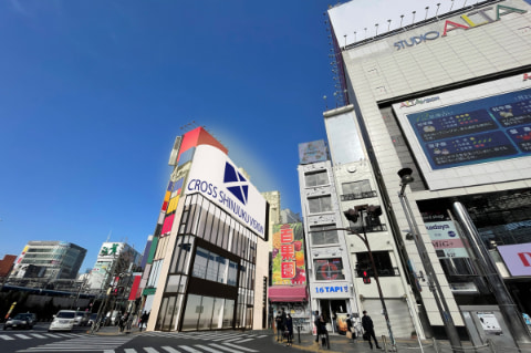 新宿駅前に 3d巨大猫 大型街頭ビジョン プレ放映開始 Av Watch