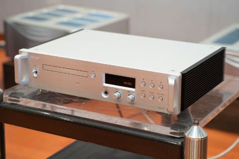 TEAC、新V.R.D.S搭載CDプレーヤーは4月発売で約38万円。トランスポート