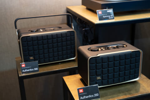 JBLの新ワイヤレスSP「AUTHENTICS」、耳をふさがないイヤフォン
