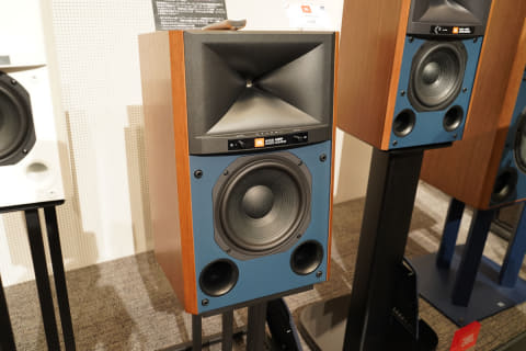 JBL人気アクティブスピーカー「4305P」に白モデル。レトロなHDMI ARC一