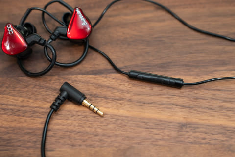 qdc「SUPERIOR」向けゲーミングケーブル。左側にマイク搭載でマウス