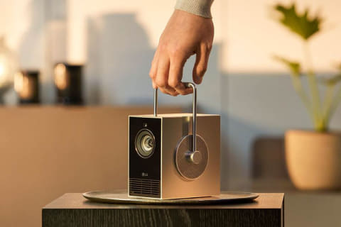 LG minibeam UST 【液晶は新品】きれい!! LG、スタンドにもなる回転アーム搭載、小型4Kレーザープロジェクタ本格