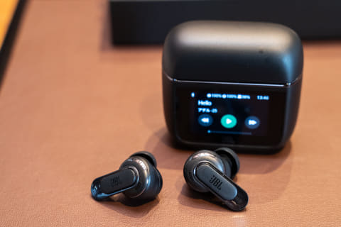 JBL、最上位TWS「TOUR PRO 3」。デュアルドライバ&大画面で音と 