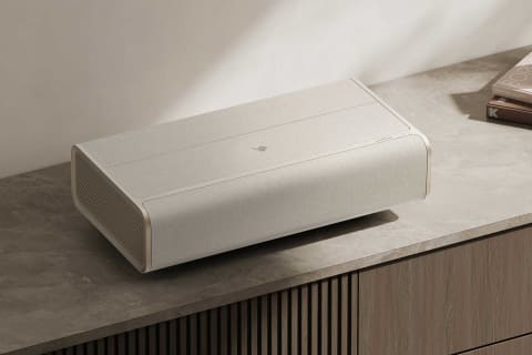 Aladdin X初の4K超短焦点プロジェクタ。壁から約18cmで100型、IMAX