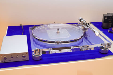 オーテク、アクリル製で透明な最上位ターンテーブル「AT-LPA2」。MC