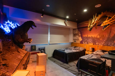 新宿に泊まれる「ゴジラVSキングギドラルーム」。特撮スタジオ風