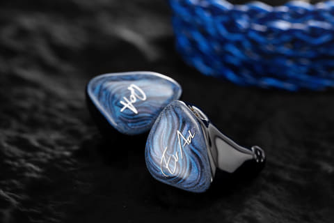 QoA、藍井エイルとコラボした「Misty Blue」2DD + 2BAで約3.3万円