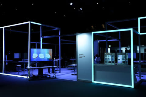 ソニーでちょっと先の未来を体験。動くモニタ、身体で聴く音楽「STEF