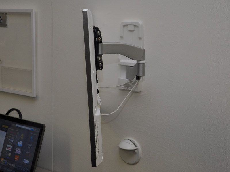 VESAマウントに対応。エレコム製のアームで32F5を保持