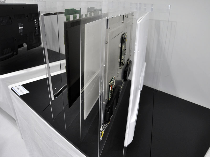 バックライトシャーシなども大幅に薄型化