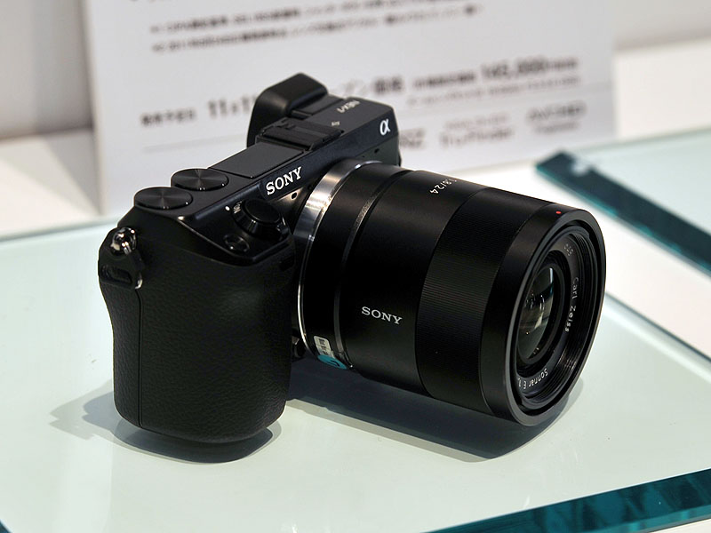 <FONT size=2>発表会場で展示されたNEX-7</FONT>