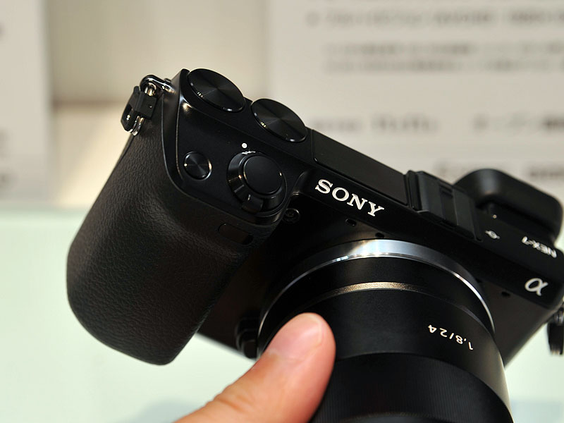 <FONT size=2>レリーズボタンの左に見えるのがナビゲーションボタン</FONT>