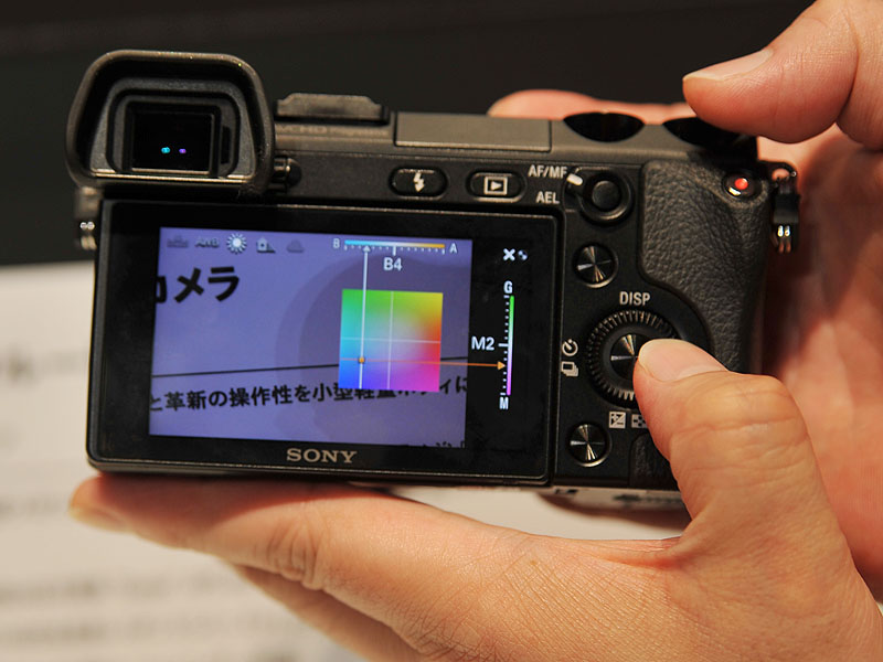 <FONT size=2>ナビゲーションボタンでホワイトバランスを調整するモードに入ったところ。プリセットなどをダイヤルで選択できる</FONT>