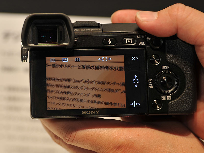 <FONT size=2>フォーカスエリアの設定もダイヤルで可能。こうした細かい設定をダイヤルで行なった後、ナビゲーションボタンで撮影用の機能配置に戻して撮影に臨む</FONT>