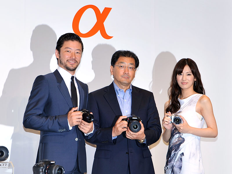 <FONT size=2>左から浅野忠信さん、常務執行役員SVP パーソナルイメージング&amp;サウンド事業本部の高木一郎本部長、北川景子さん</FONT>