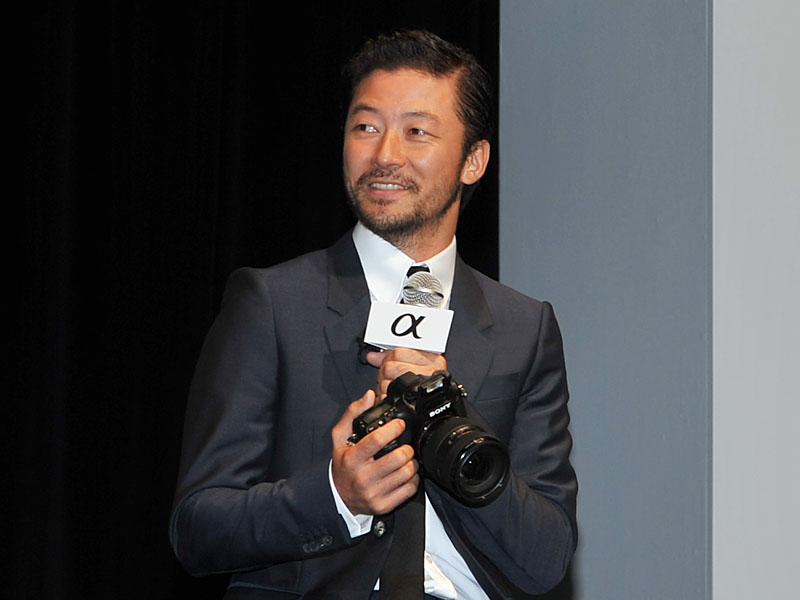 <FONT size=2>浅野さんはNEX-7を気に入った様子。集まった取材陣を逆に撮影する場面もあった</FONT>