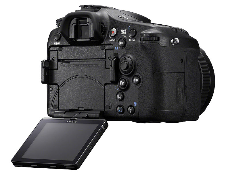 「α77」の液晶モニタは3型で、3軸のチルト機構を採用。常にレンズの光軸付近に液晶を配置できるような機構を採用する事で、違和感なく構図確認や調整ができる