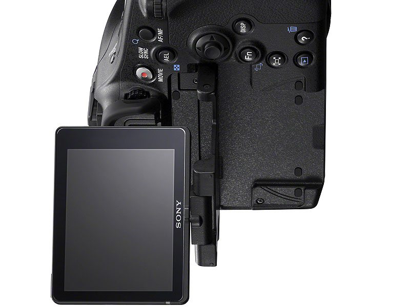 「α77」の液晶モニタは3型で、3軸のチルト機構を採用。常にレンズの光軸付近に液晶を配置できるような機構を採用する事で、違和感なく構図確認や調整ができる