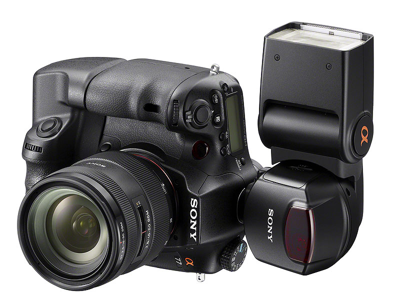 縦位置グリップ「VG-C77AM」、フラッシュ「HVL-F43AM」を取り付けたところ