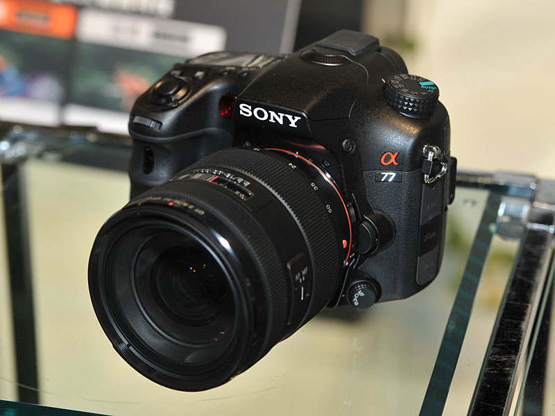 <FONT size=2>発表会場に展示されたα77</FONT>