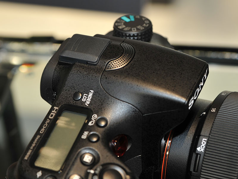 <FONT size=2>音声面の収録品質も向上したという。マイクは本体上部に搭載</FONT>