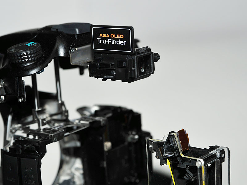 <FONT size=2>α77の分解展示から。中央にあるのが有機ELビューファインダーのユニット</FONT>