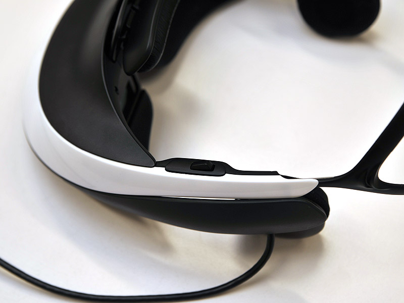 ヘッドマウントユニットの側面上部にあるボタンを押すと、バンド部分の長さ調節ができる