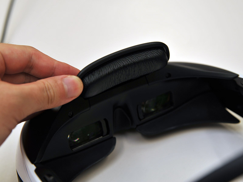 額に触れて固定するパーツ部分