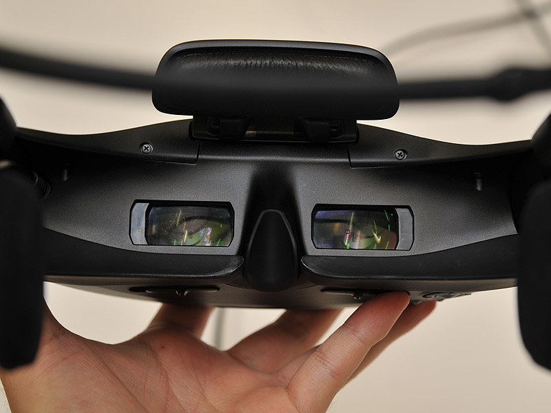 視力に合わせてレンズ位置を調節する。メガネをかけたままでも装着可能