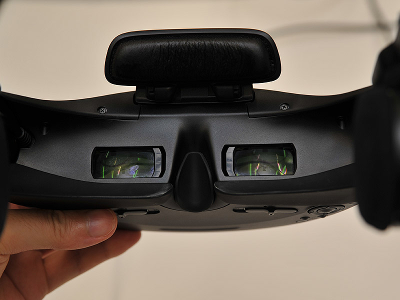 視力に合わせてレンズ位置を調節する。メガネをかけたままでも装着可能