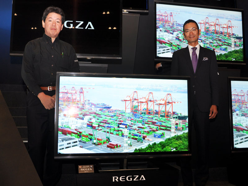 レグザサーバー企画担当の室井氏(左)と、REGZAブランド/商品企画を担当する本村氏(右)