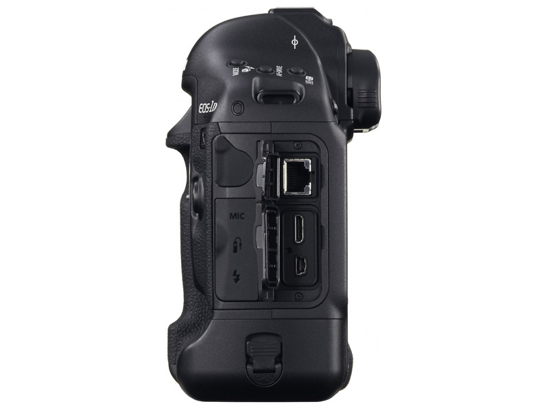 側面。Gigabit Ethernetも装備