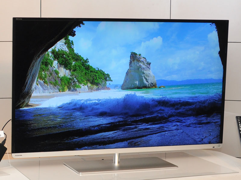 画面が宙に浮いているようなイメージでデザイン