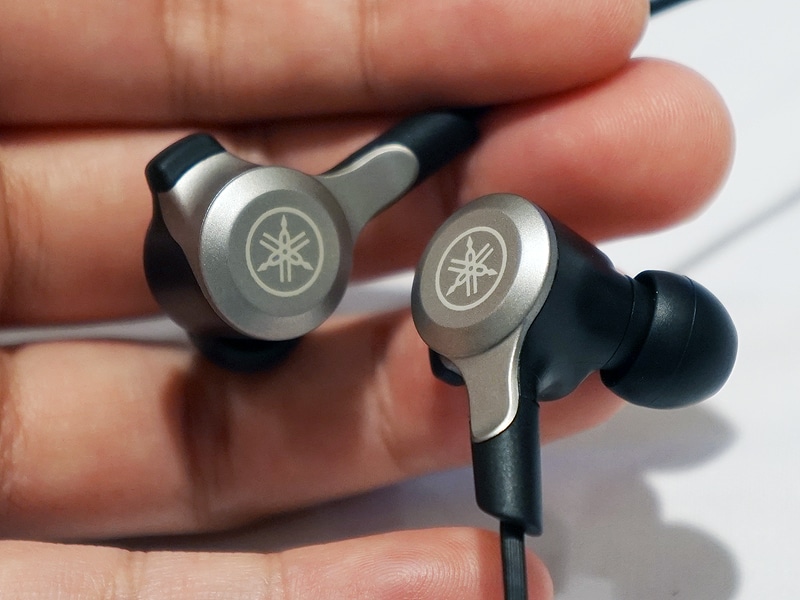 ヤマハ、音のためあえて左右にバッテリを搭載したBluetooth
