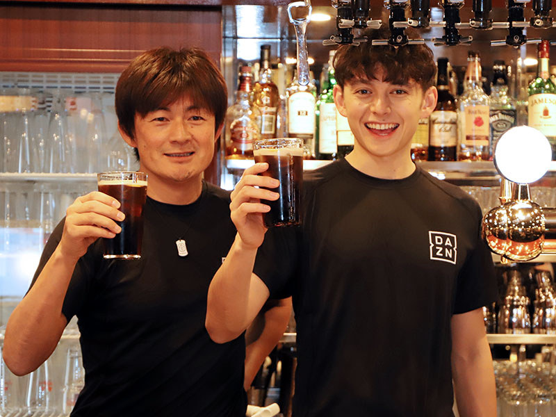 HUBとDAZNがサッカーのパブリックビューイングで協力。英国風パブで