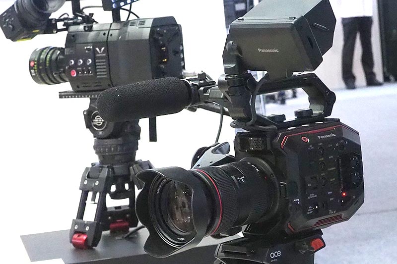 5.7K小型シネマカメラ「EVA1」や、8Kレコーダをパナソニックが展示