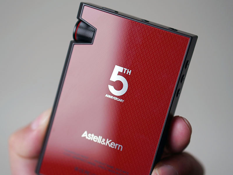 Astell&Kern創立5周年、赤い「AK70 MKII」記念モデルが編集部に - AV Watch
