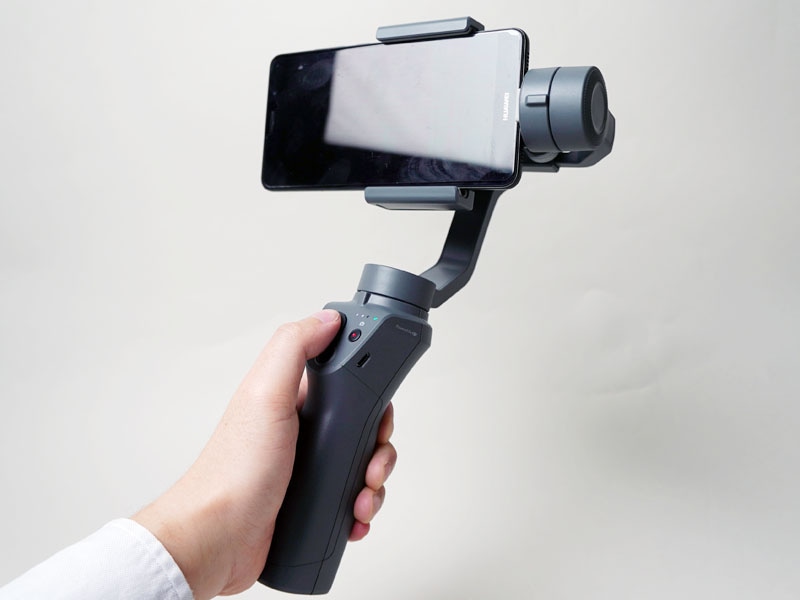 自撮り棒は卒業して次はこれ! 安くて軽くなったDJI「Osmo Mobile 2」