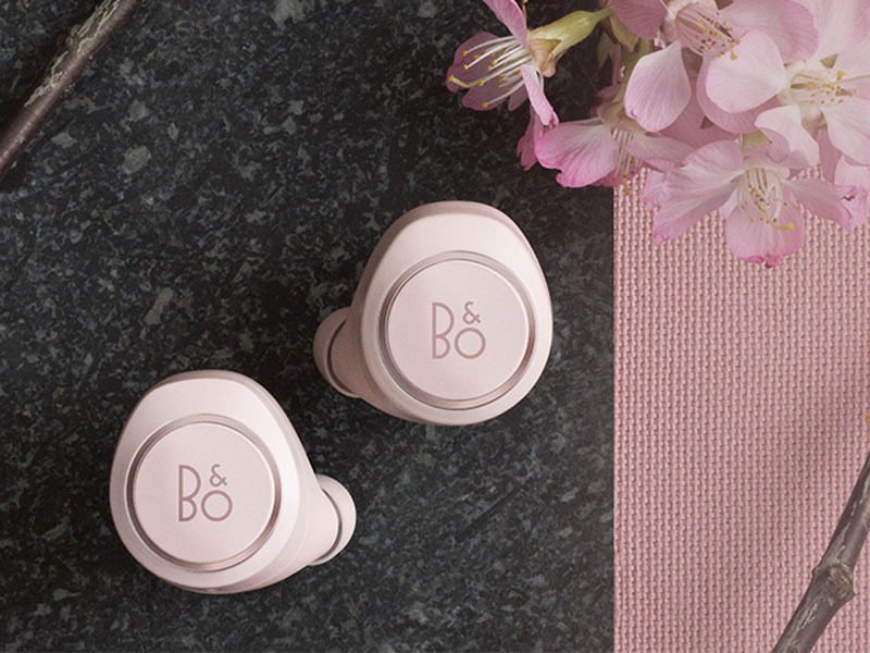 B&O PLAYの左右分離型イヤフォン「E8」に、春限定の桜色「Powder