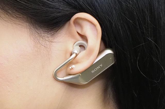 周りの音も聞けるソニー左右分離イヤフォン「Xperia Ear Duo」。声で