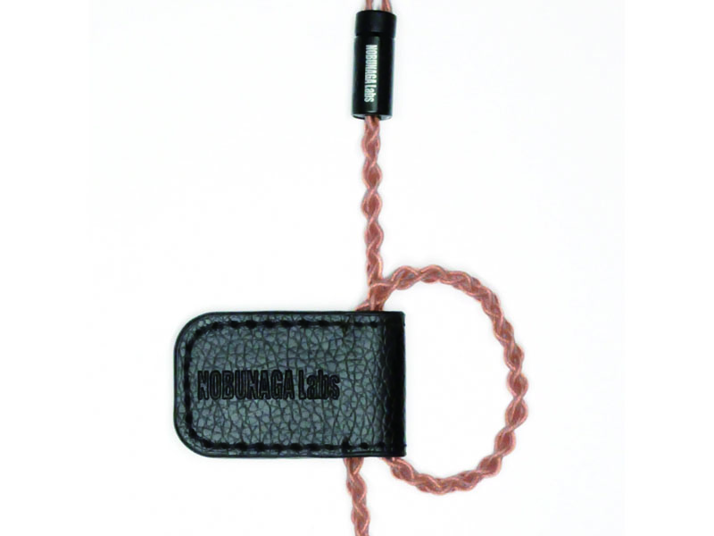 NOBUNAGA、イヤフォンケーブルをまとめてシャツに固定するクリップ