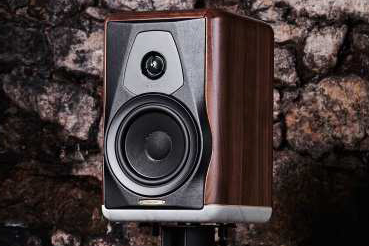 イタリア産白大理石を使ったスピーカー「Electa Amator III」。ペア130