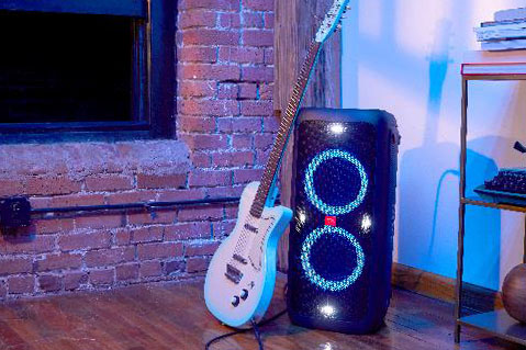 JBL、ギター&ボーカル練習、講演会にも使える“光る”無線スピーカー