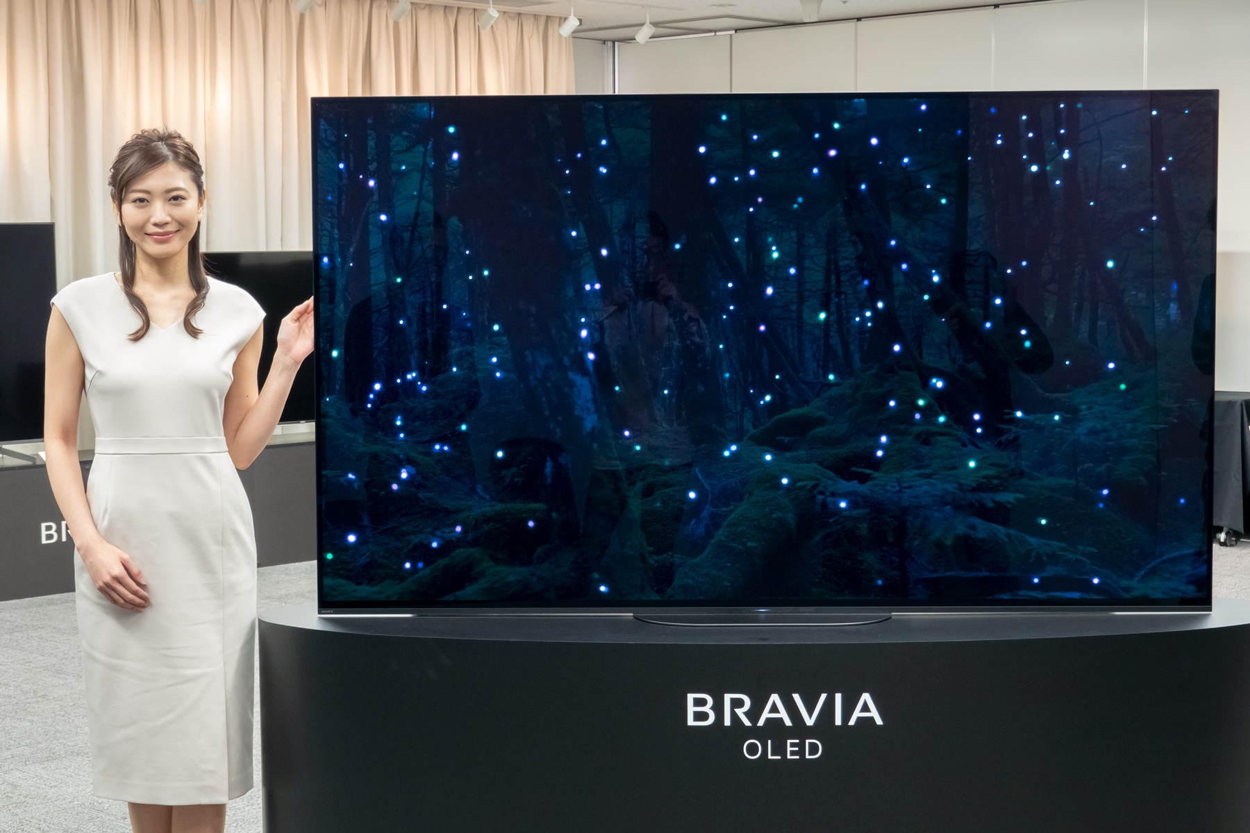 BS4Kチューナ搭載の最高峰4K有機EL「BRAVIA A9G」。直立デザイン&薄型