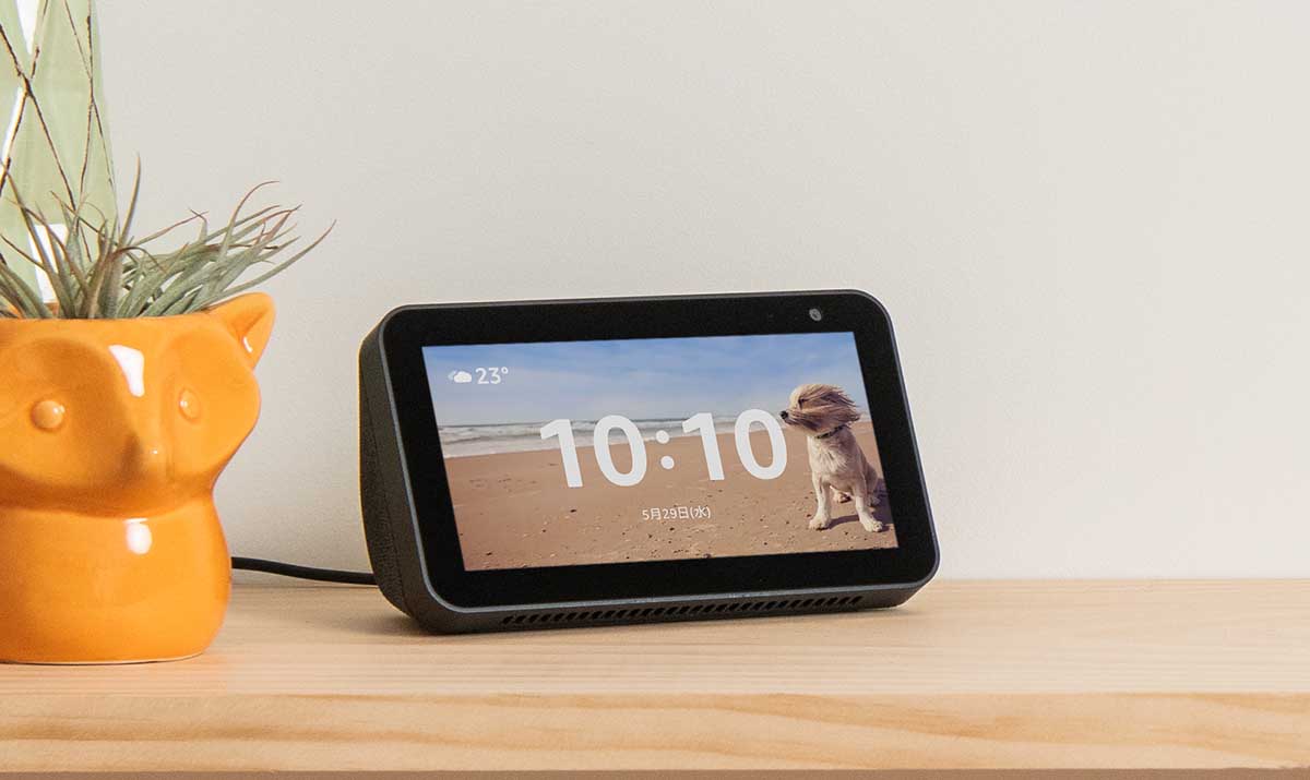 Amazon、5.5型画面で9,980円になった「Echo Show 5」。ベッドサイドに 